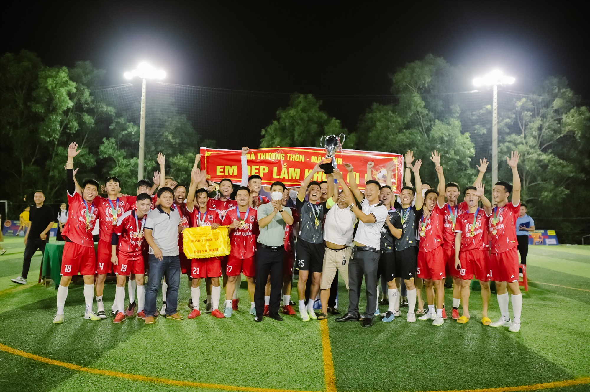 Ban tổ chức trao Cup Vô địch, HCV cho đội bóng đá Khu phố 5 - Ảnh: MĐ