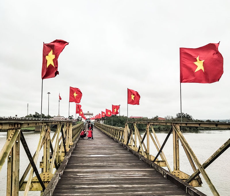 Khu di tích quốc gia đặc biệt Đôi bờ Hiền Lương - Bến Hải thu hút nhiều du khách đến tham quan - Ảnh: M.Đ
