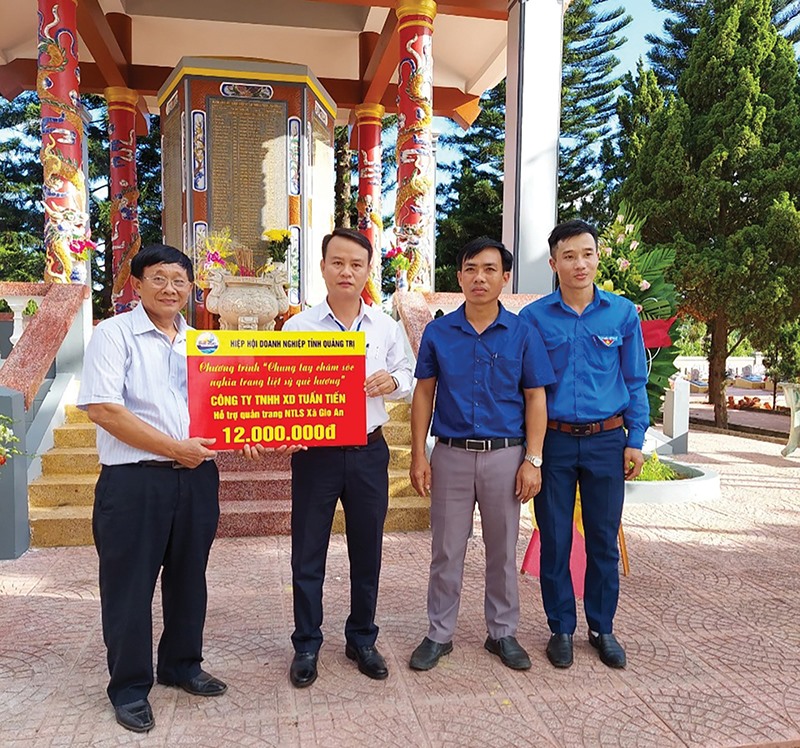 Ông Nguyễn Thân Thiết (ngoài cùng bên trái) trao biển tượng trưng hỗ trợ kinh phí cho xã Gio An, huyện Gio Linh - Ảnh: T.T
