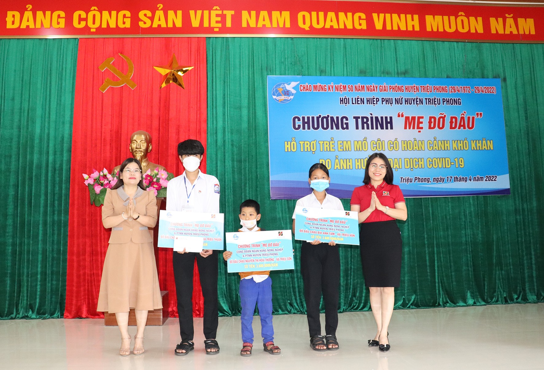 Ngân hàng Nông nghiệp và PTNT huyện Triệu Phong trao kinh phí nhận đỡ đầu 3 trẻ mồ côi - Ảnh: M.L