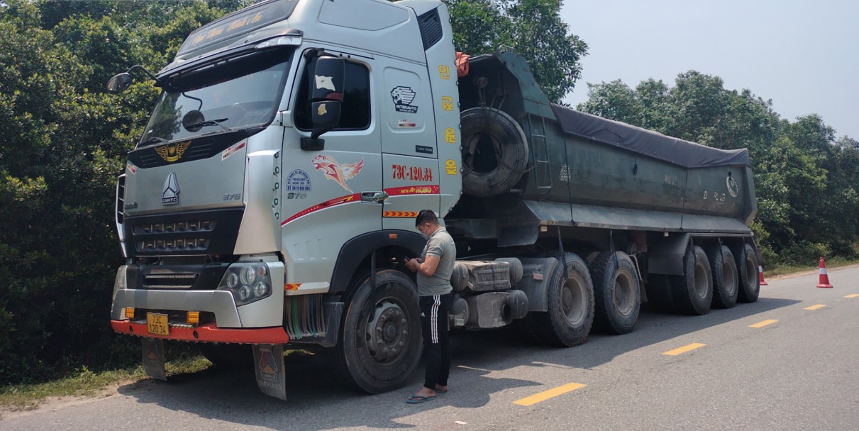 Ô tô tải biển kiểm soát 73C-120.34 kéo theo rơ moóc 73R-007.84 của Công ty TNHH TM&DV Thái Bình Minh chở vật liệu vượt quá tải trọng trục cho phép của đường hơn 40 % bị lập biên bản trên tuyến Quốc lộ 9D - Ảnh: L.T