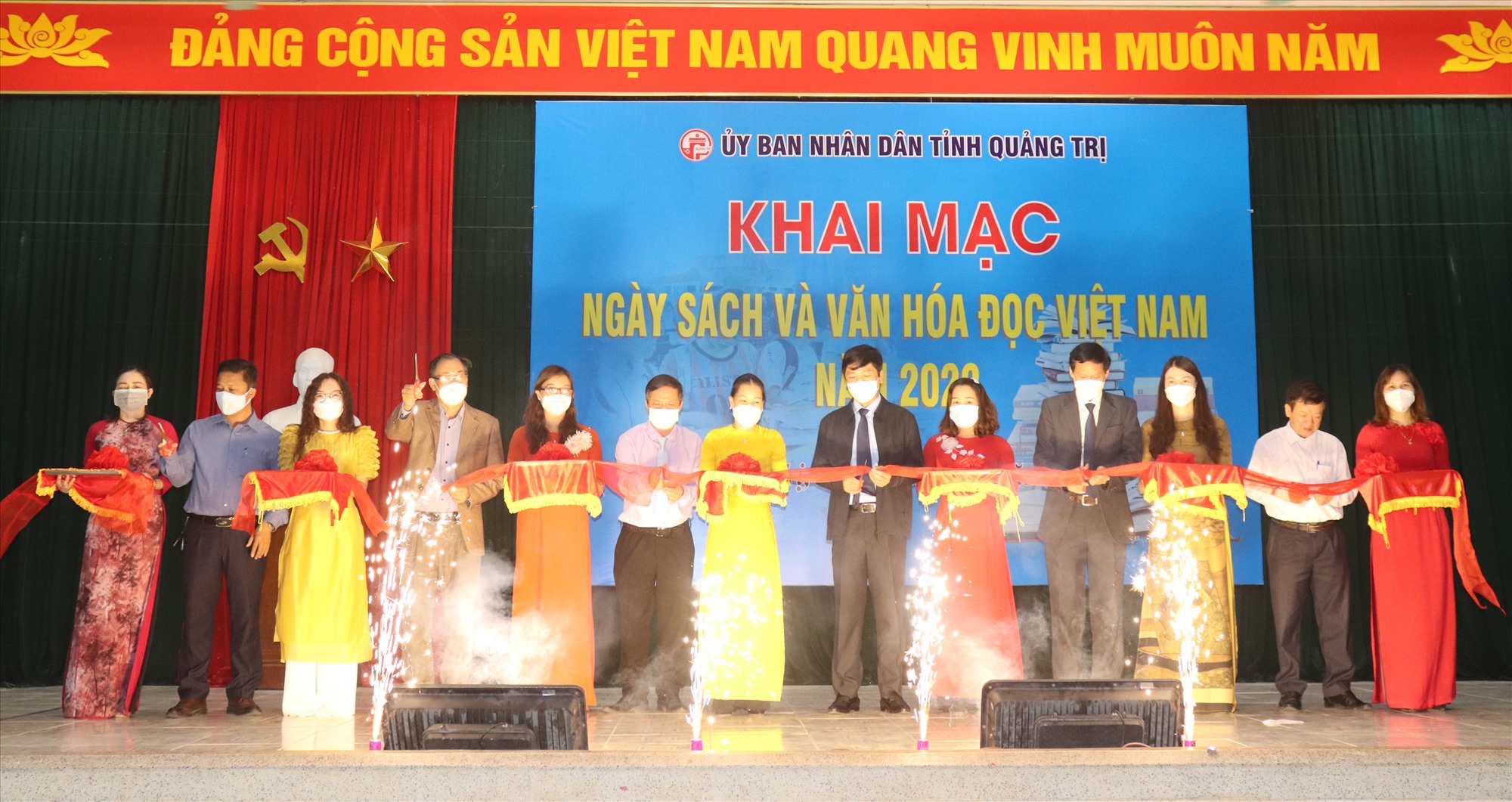 Cắt băng khai mạc Ngày Sách và Văn hóa đọc Việt Nam năm 2022 tại Quảng Trị - Ảnh: T.P