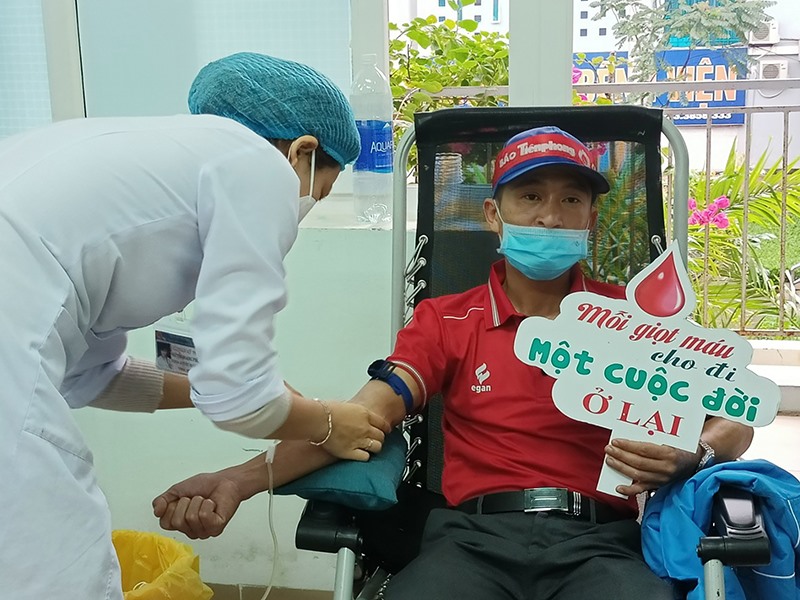 Anh Lê Duy Cường tham gia hiến máu tình nguyện- Ảnh: Đ.V