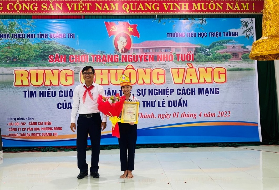Em Nguyễn Trần Minh Thùy, học sinh lớp 4E, Trường Tiểu học Triệu Thành xuất sắc vượt qua 54 thí sinh khác để giành chiến thắng - Ảnh: T.P