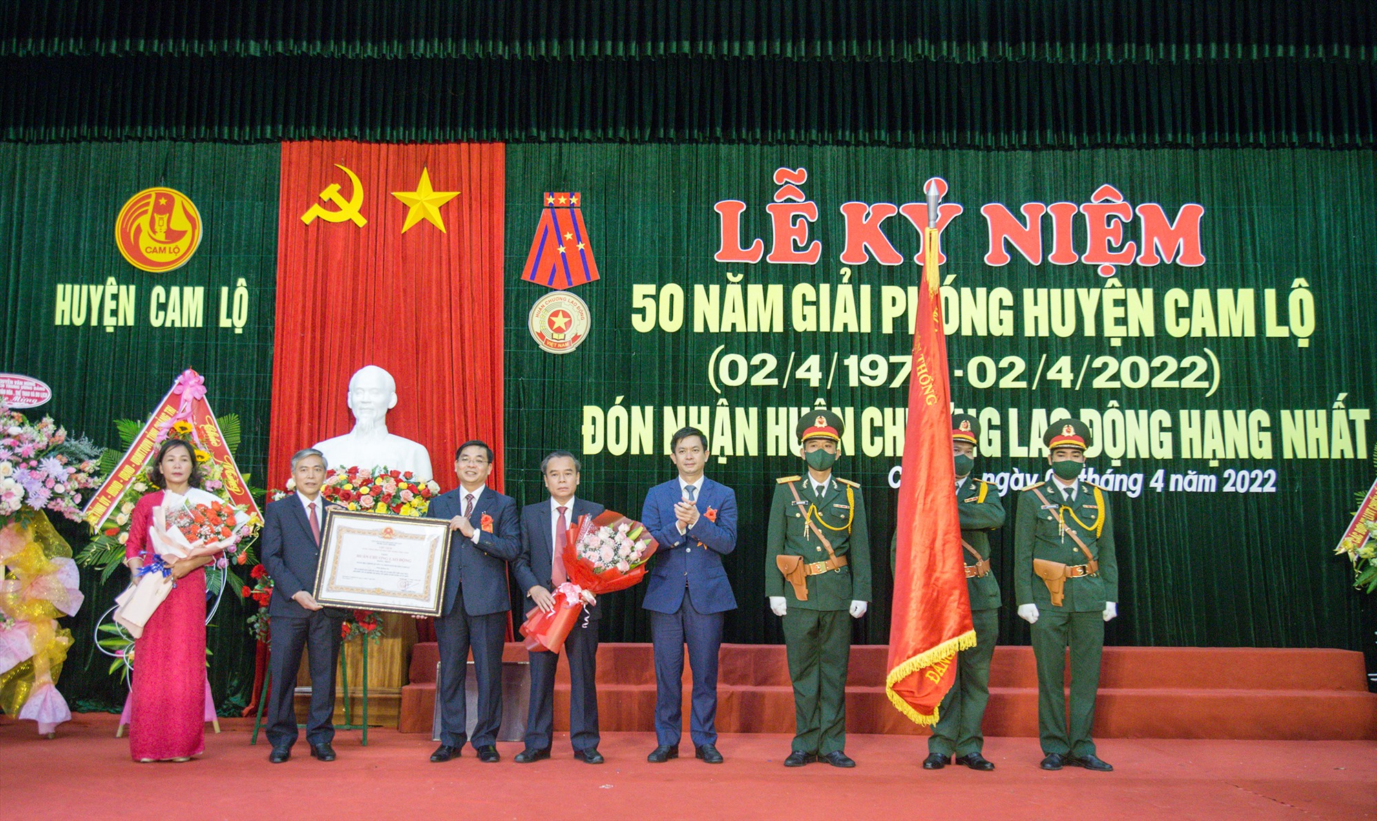 Bí thư Tỉnh ủy Lê Quang Tùng trao Huân chương Lao động hạng Nhất cho Đảng bộ, chính quyền và Nhân dân huyện Cam Lộ - Ảnh: L.T