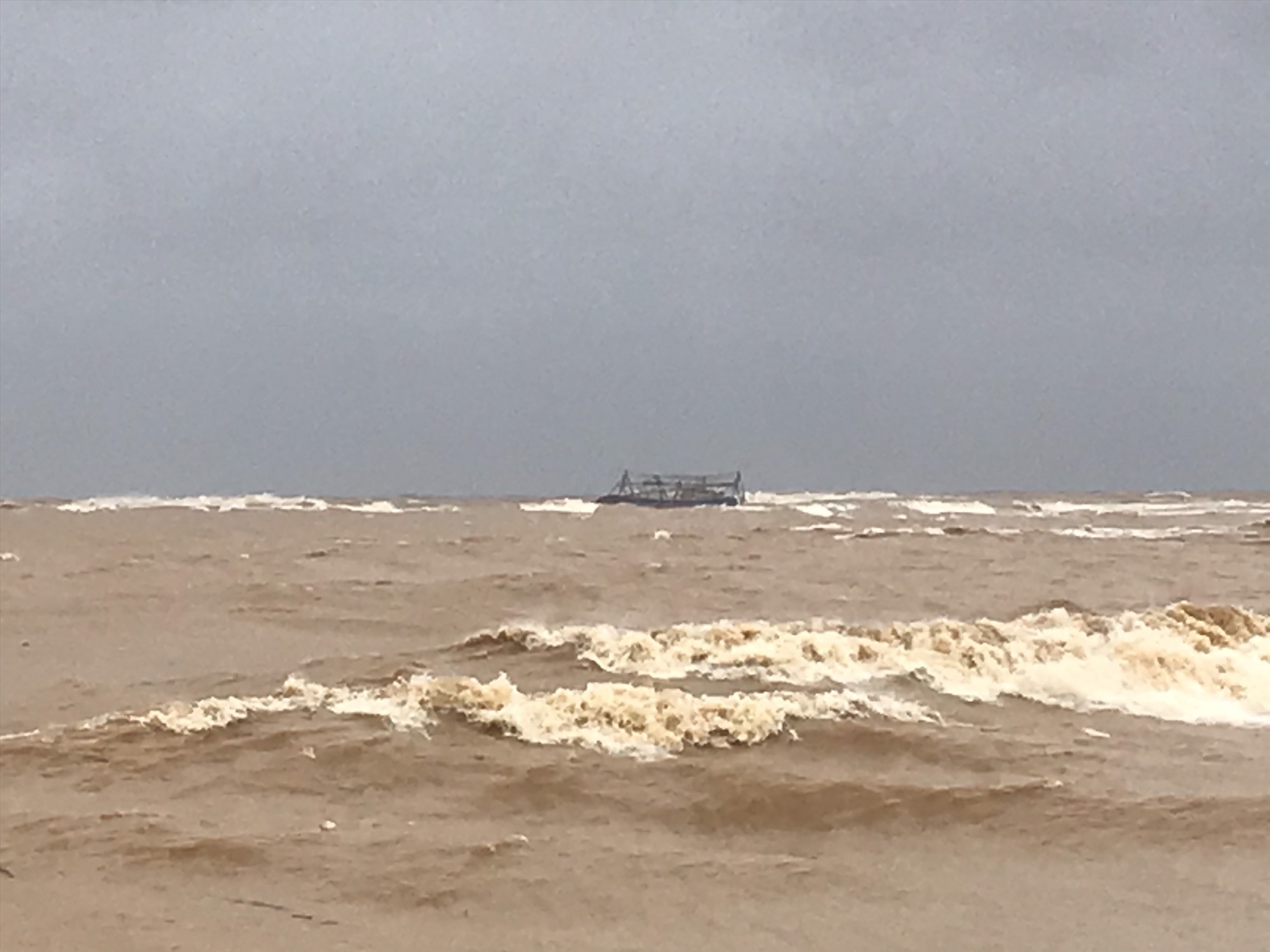 Tàu cá mang số hiệu TH-93688-T9 bị mắc cạn tại bờ kè phía Nam cầu Cửa Việt- Ảnh: Trần Tuyền