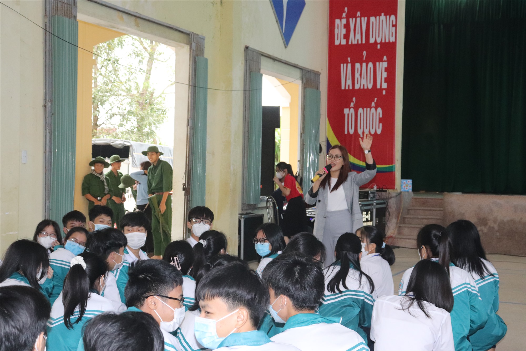 Học sinh Trường THPT thị xã Quảng Trị giao lưu với diễn giả - Ảnh: T.P