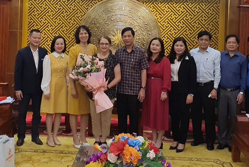 Phó Chủ tịch UBND tỉnh Hoàng Nam tặng hoa và quà lưu niệm bà Sharon Maree Kane - Ảnh: L,N