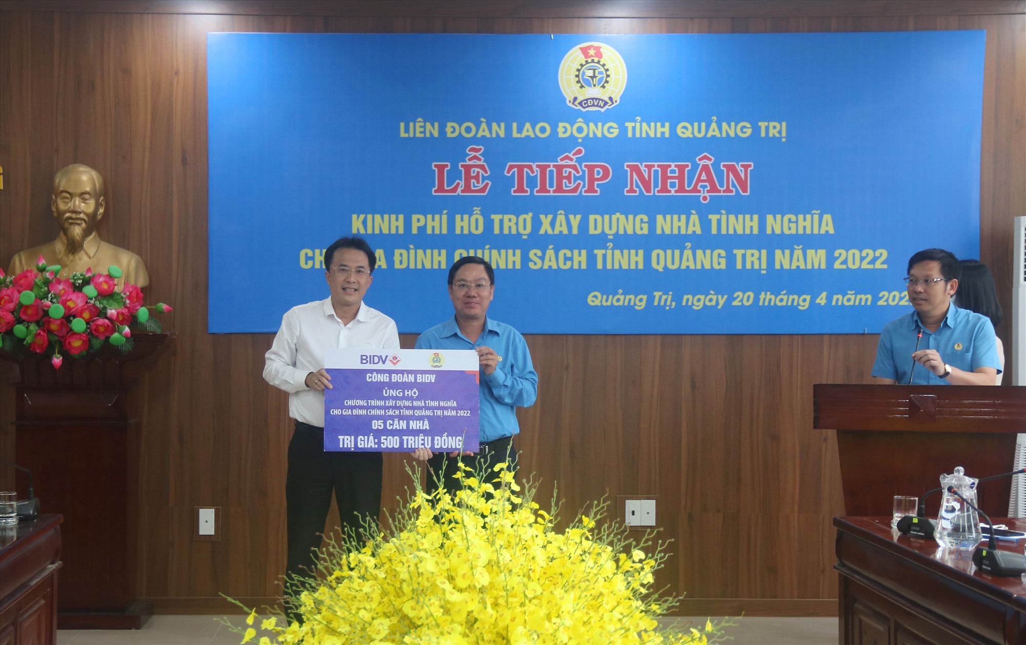 Chủ tịch LĐLĐ tỉnh Nguyễn Thế Lập tiếp nhận tài trợ xây dựng nhà tình nghĩa từ BIDV Việt Nam - Ảnh: N.B