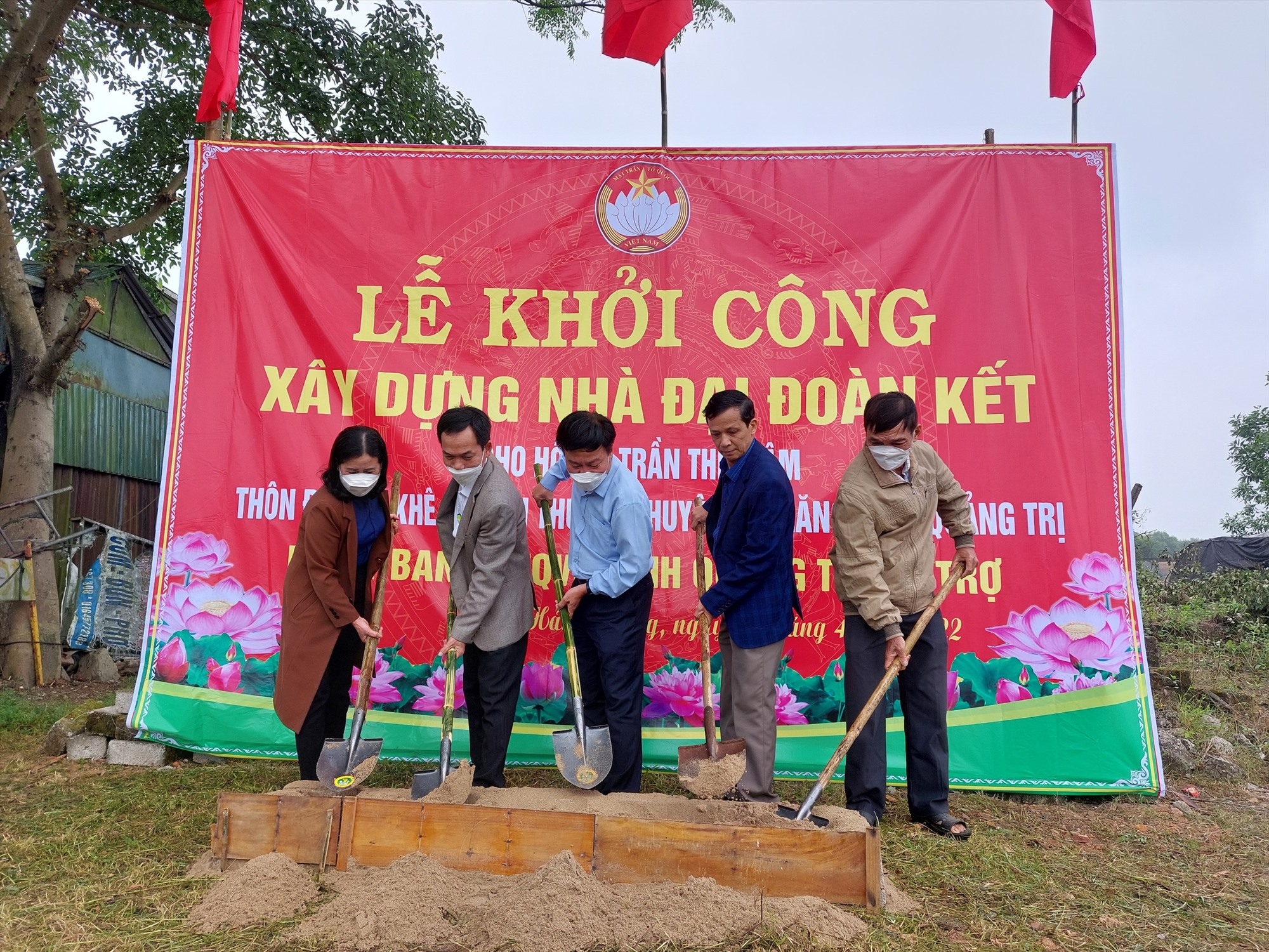 Khởi công xây dựng nhà đại đoàn kết cho bà Trần Thị Trâm thôn Đại An Khê, xã Hải Thượng, huyện Hải Lăng - Ảnh: T.P