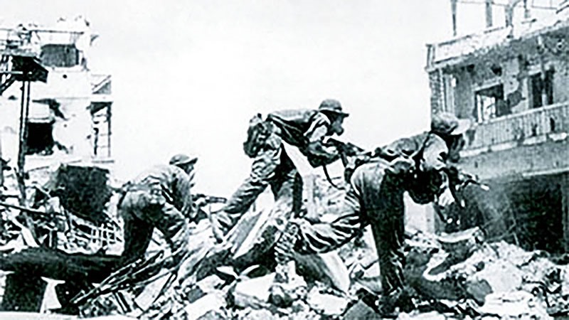 Quân giải phóng chiến đấu bảo vệ Thành Cổ Quảng Trị năm 1972 - Ảnh: TL