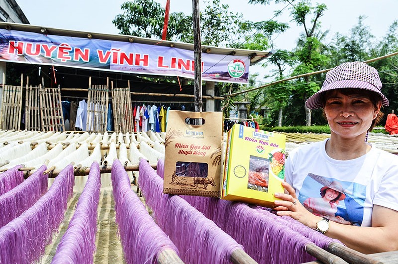 Các sản phẩm miến của cơ sở sản xuất miến Loan Hảo ở thôn Hiền Lương, xã Hiền Thành, huyện Vĩnh Linh được khách hàng ưa chuộng - Ảnh: ĐV