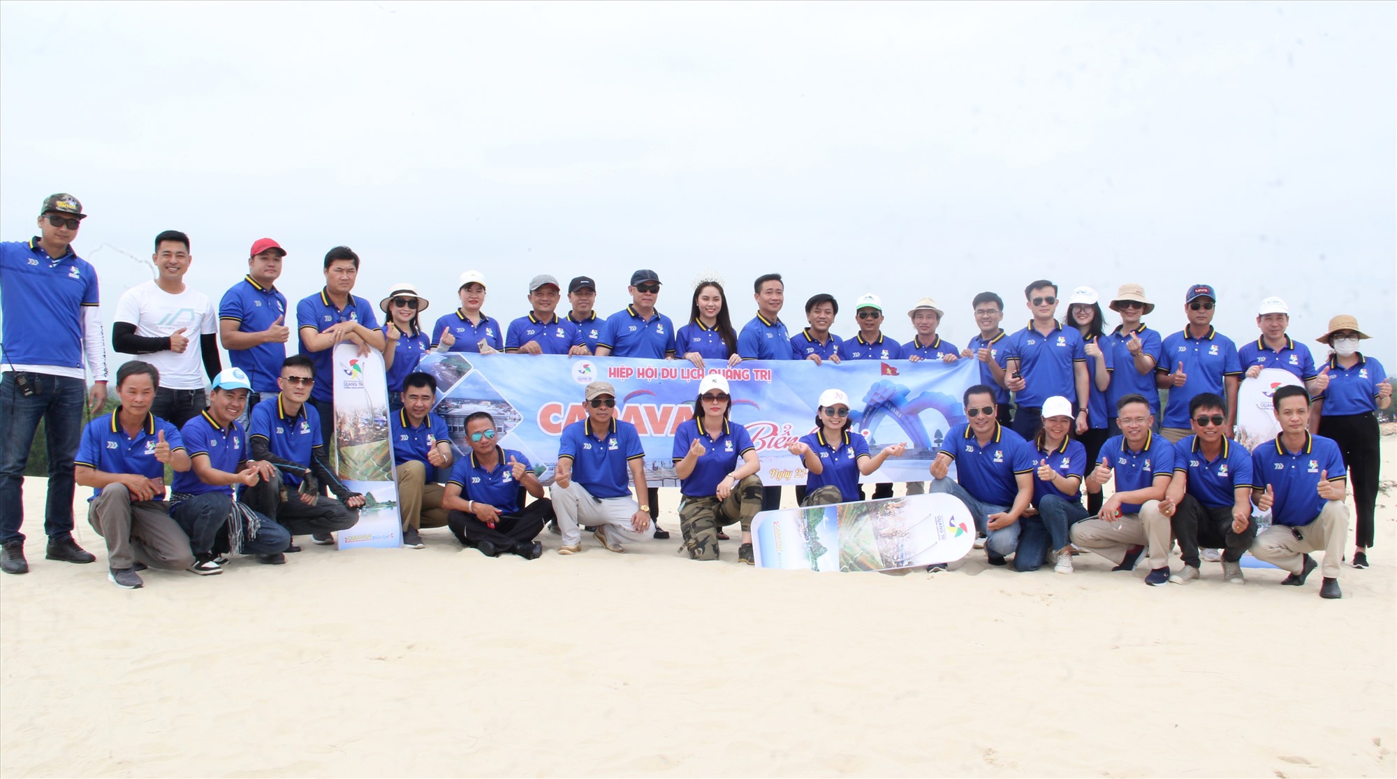 Đoàn Caravan “Biển gọi” năm 2022 giới thiệu, quảng bá vẻ đẹp đồi cát Nhĩ Hạ - Ảnh: MĐ
