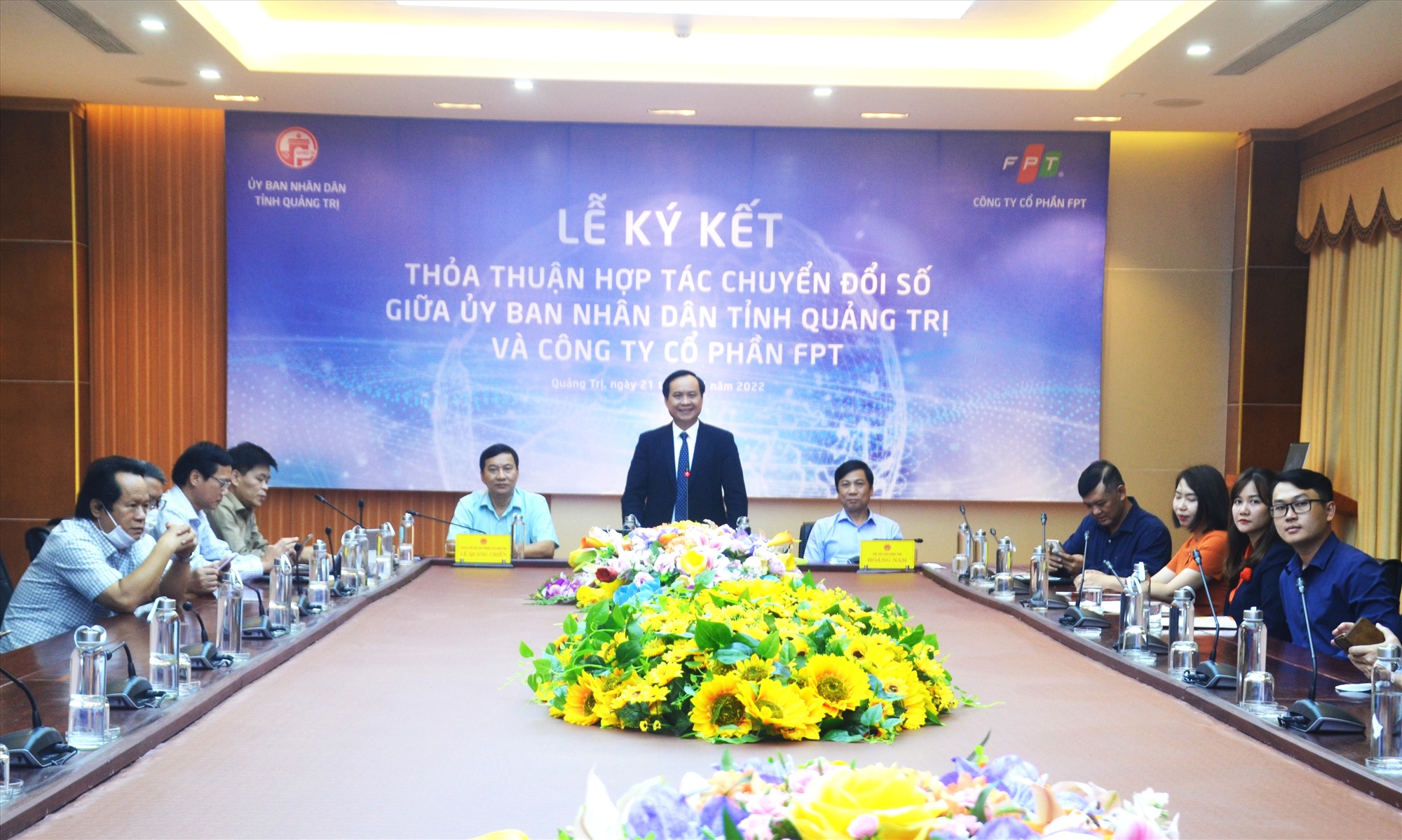 Chủ tịch UBND tỉnh Võ Văn Hưng phát biểu tại lễ ký kết thỏa thuận hợp tác chuyển đổi số đến năm 2025 - Ảnh: S.H