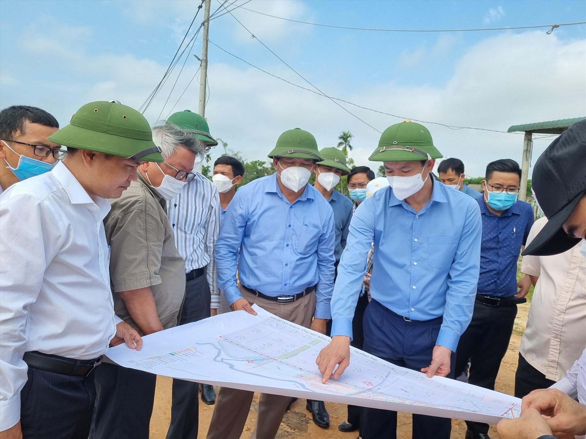 Bí thư Tỉnh ủy Lê Quang Tùng kiểm tra thực tế tại vị trí xây dựng khu tái định cư phục vụ dự án Khu công nghiệp Quảng Trị  - Ảnh: L.T