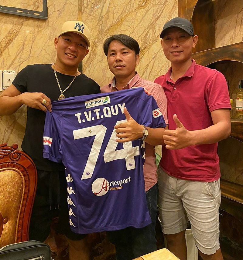 Anh Lê Trọng Luân (thứ nhất, bên trái) cùng cầu thủ Thái Quý góp sức tạo nên đội bóng đá BĐS Nam Dương phát triển -Ảnh: M.Đ