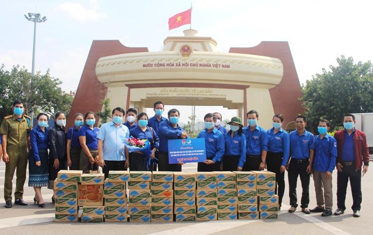 Tỉnh Đoàn Quảng Trị trao biển tượng trưng các phần quà cho Đoàn Thanh niên tỉnh Sanvanakhet tại cửa khẩu Lao Bảo