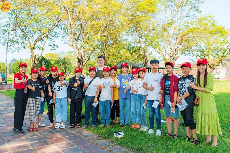 Em Nguyễn Thị Minh Hiệp (ngoài cùng, từ trái sang) đã và đang góp phần thực hiện quyết tâm: “Mang trời tây về với Quảng Trị” - Ảnh: NVCC