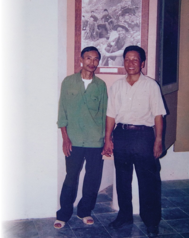 Cựu chiến binh Lê Xuân Chinh (bên trái, nhân vật trong bức ảnh) và ông Trần Khánh Khư -Ảnh: HOÀNG TÁO