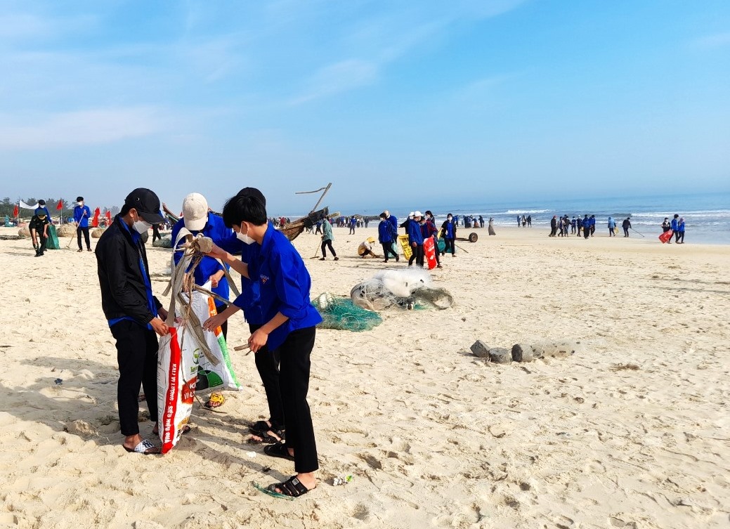 Đoàn viên, thanh niên chung tay thu gom rác thải tại bãi biển Mỹ Thủy - Ảnh : S.H