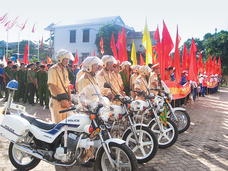 Lực lượng công an huyện Triệu Phong ra quân đảm bảo an ninh trật tự, an toàn xã hội trên địa bàn - Ảnh: CẢNH THU