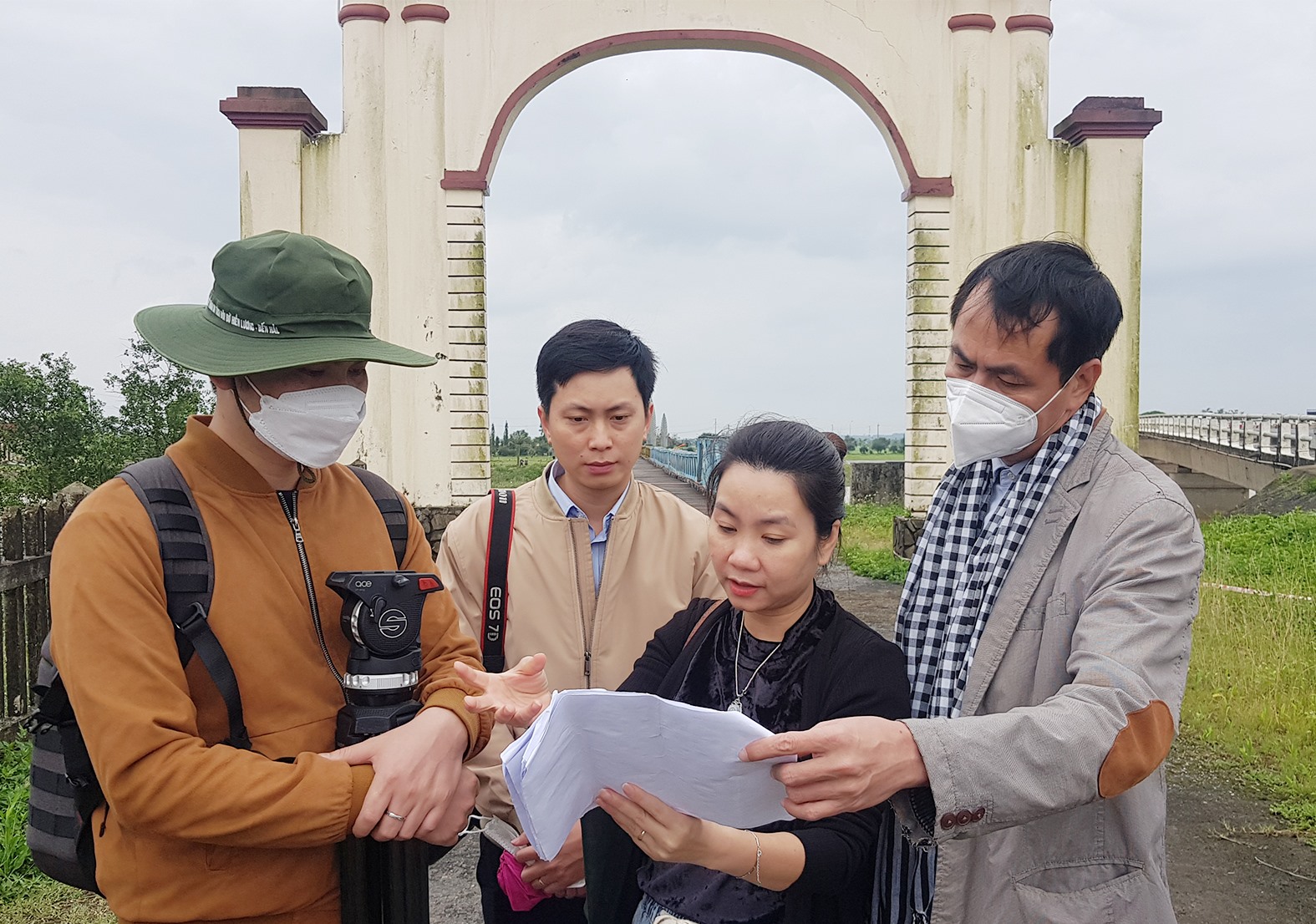 Đoàn làm chương trình của Báo Nhân Dân đang tác nghiệp tại cụm Di tích lịch sử quốc gia đặc biệt Đôi bờ Hiền Lương- Bến Hải -Ảnh: Tú Linh
