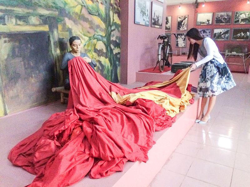 Hình tượng “Người mẹ vá cờ” tại Bảo tàng Khu di tích quốc gia đặc biệt Đôi bờ Hiền Lương - Bến Hải - Ảnh: Đ.T