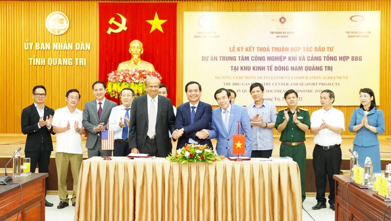 Tập đoàn BB Group và Tập đoàn Quantum trao tặng 100.000 USD (tương đương 2,3 tỉ đồng) ủng hộ Quỹ an sinh xã hội của tỉnh Quảng Trị - Ảnh: M.Đ