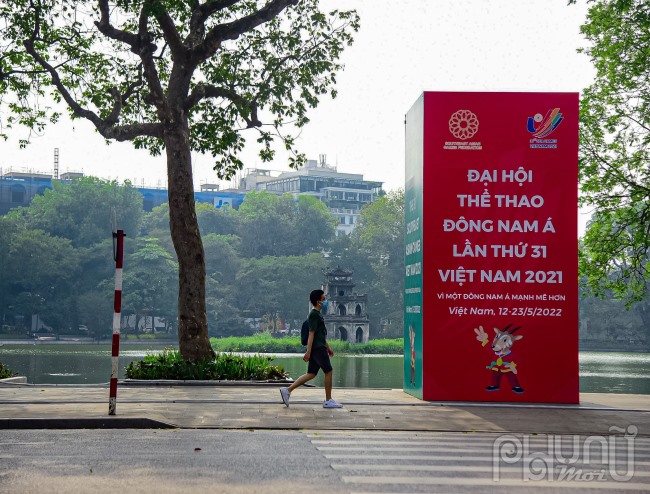 Dọc khắp các tuyến phố của thủ đô Hà Nội những ngày này không khó để bắt gặp những tấm áp phích, băng rôn với nhiều màu sắc, kích thước khác nhau nhằm tuyên truyền, cổ động, quảng bá hình ảnh SEA Games 31.