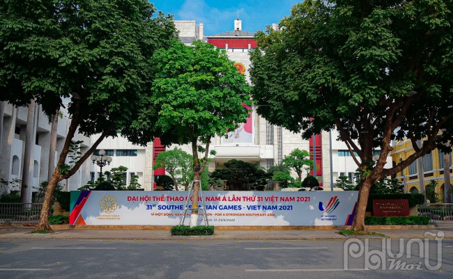 Áp phích cổ động cho Đại hội thể thao Đông Nam Á lần thứ 31 Việt Nam tại Uỷ ban Nhân dân Thành phố Hà Nội trên phố Đinh Tiên Hoàng.