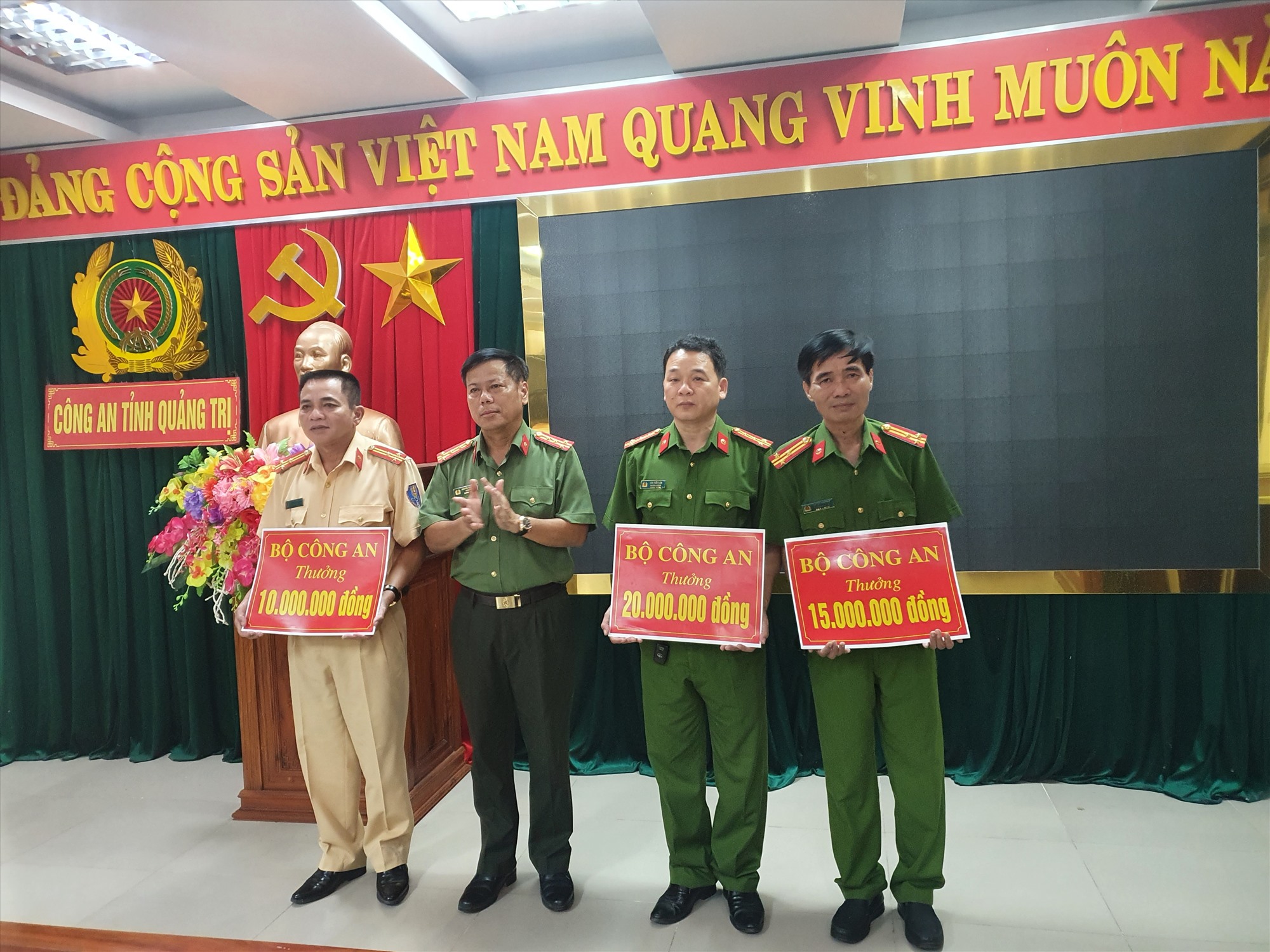 Đại tá Nguyễn Văn Thanh, Giám đốc Công an tỉnh trao thưởng cho các đơn vị - Ảnh: A.T