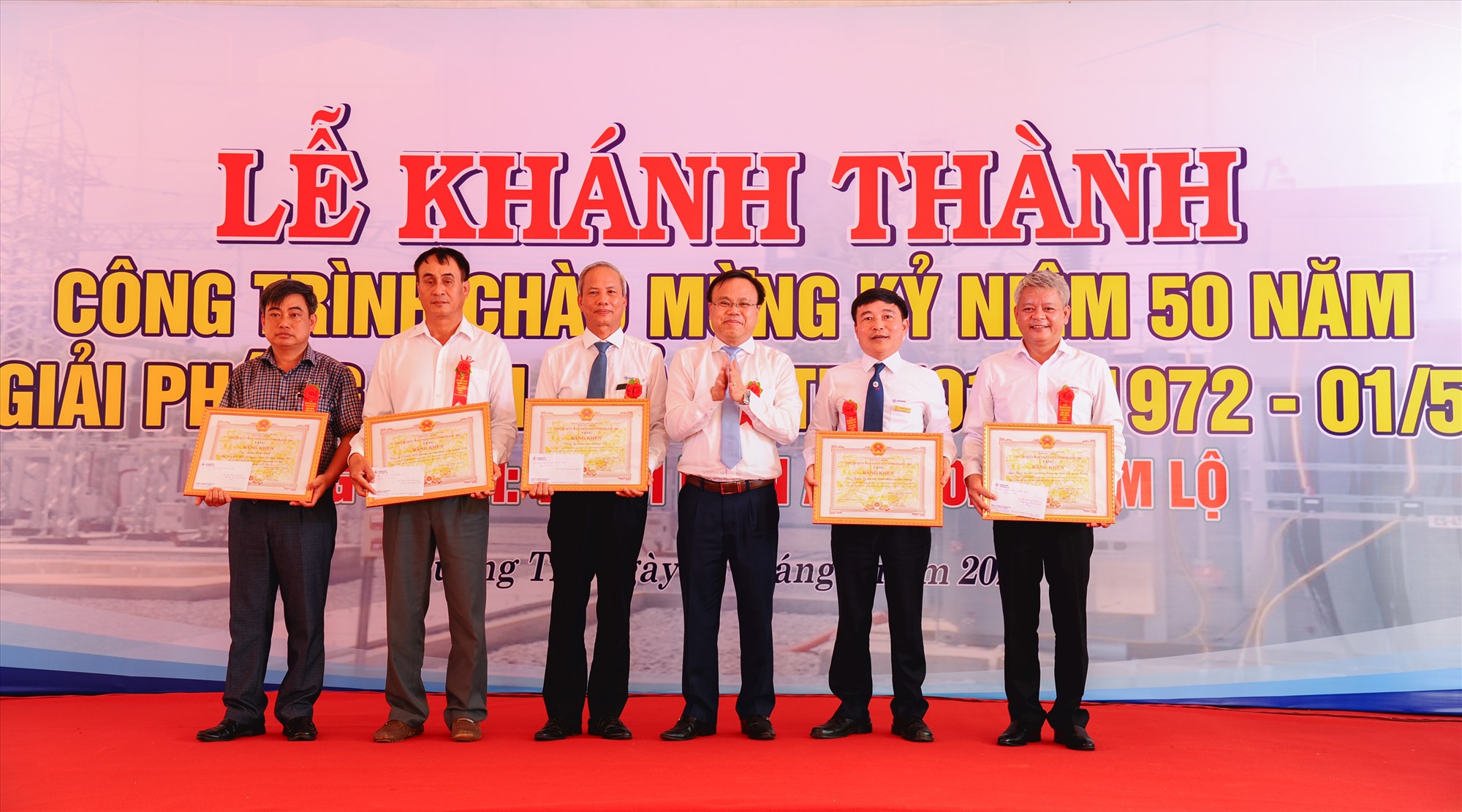 Lãnh đạo tỉnh và các đại biểu tham dự lễ khánh thành công trình Trạm biến áp 110kV Cam Lộ - Ảnh: Trần Tuyền