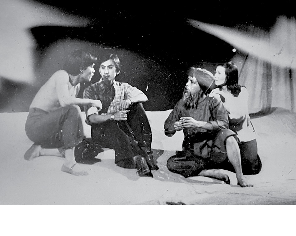Một cảnh trong vở kịch nói Bão tố ngoài khơi của Lê Bá Sinh, Đoàn Kịch nói Bình Trị Thiên biểu diễn phục vụ tại Đại hội Đảng toàn quốc lần thứ V, năm 1982 tại Thủ đô Hà Nội - Ảnh: Hồ Thanh Thoan