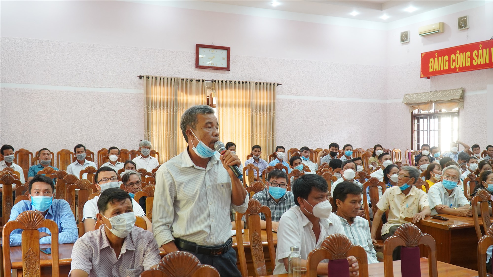 Người dân đóng góp ý kiến liên quan đến công tác giải phóng mặt bằng dự án cao tốc Vạn Ninh - Cam Lộ -Ảnh: Anh Vũ