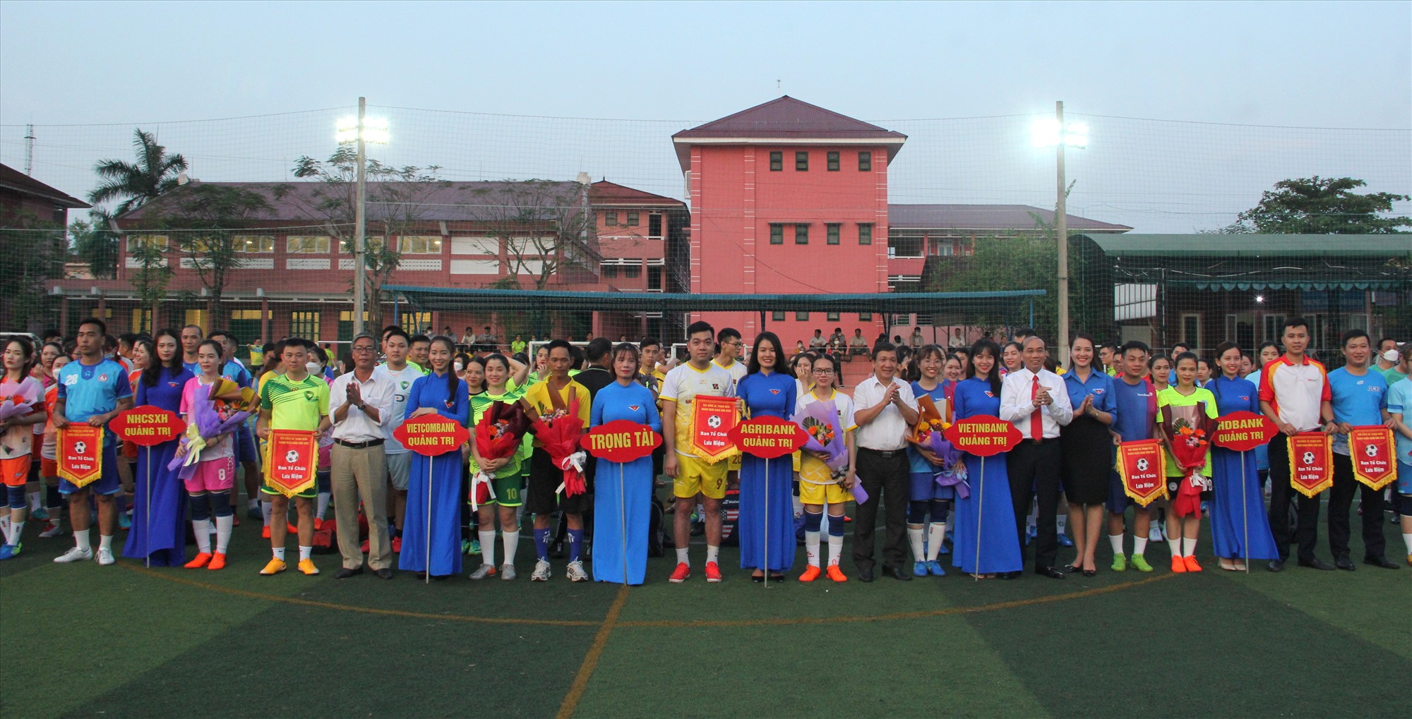 Ban tổ chức tặng hoa, cờ lưu niệm cho các đội bóng và tổ trọng tài điều hành giải - Ảnh: MĐ