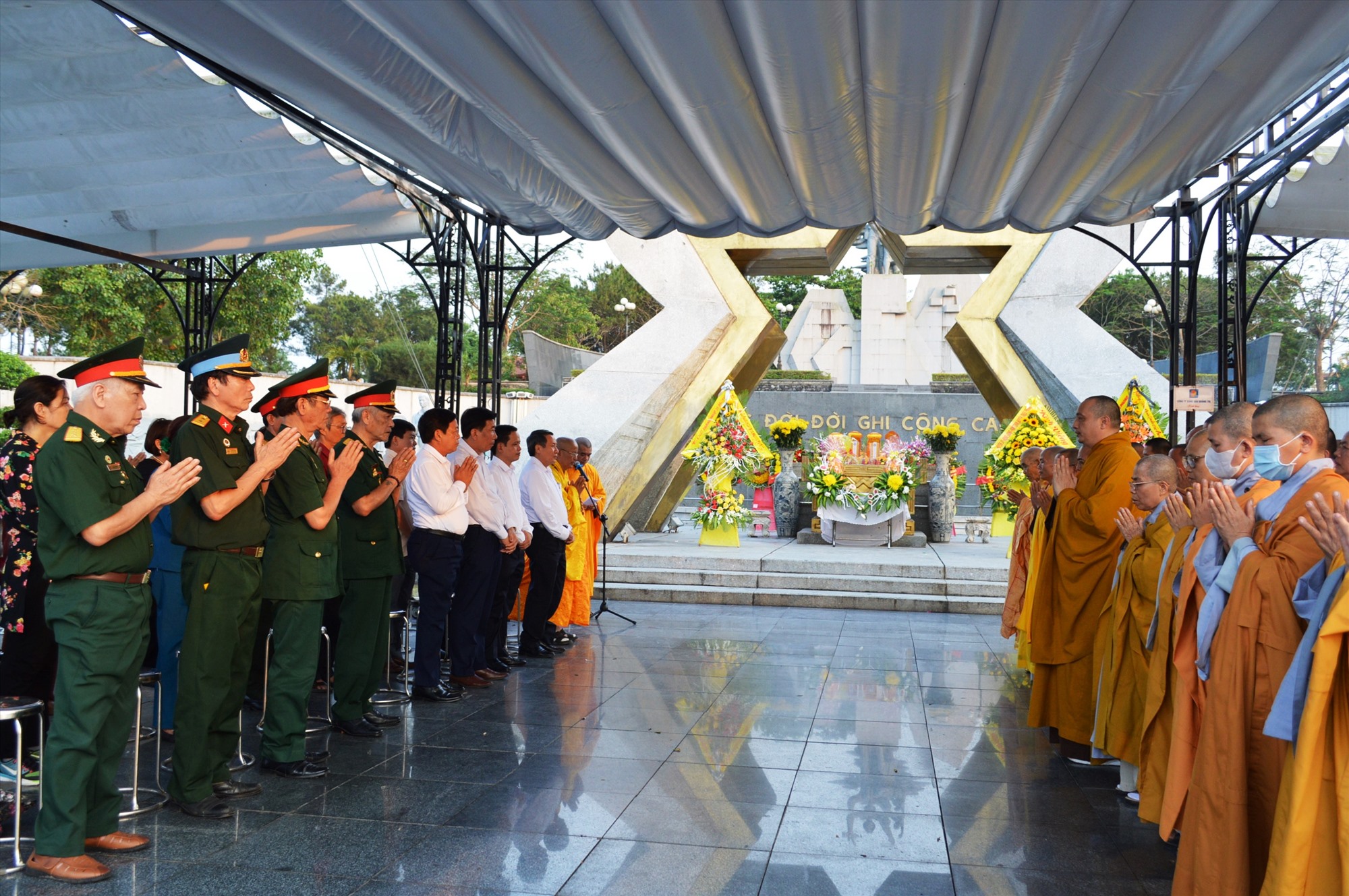 Lễ cầu siêu tưởng niệm các anh hùng liệt sĩ tại Nghĩa trang liệt sĩ quốc gia Đường 9 do Giáo hội Phật giáo Việt Nam huyện Triệu Phong, Tổ đình Thắng Phúc (TP. Hải Phòng) và Binh đoàn Trường Sơn phối hợp tổ chức - Ảnh: ĐV