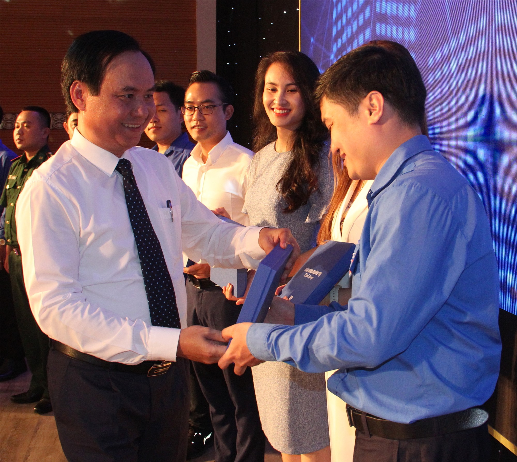 Chủ tịch UBND tỉnh Võ Văn Hưng trao tặng quà cho các trí thức trẻ, thanh niên khởi nghiệp tỉnh Quảng Trị - Ảnh: M.Đ