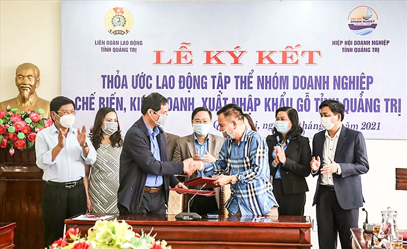 Lễ ký kết Thỏa ước lao động tập thể nhóm doanh nghiệp kinh doanh, chế biến, xuất nhập khẩu gỗ tỉnh Quảng Trị - Ảnh: L.N