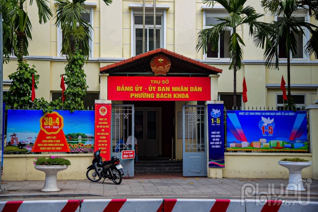 Hình ảnh tại trụ sở đảng uỷ, uỷ ban nhân dân phường Bách Khoa.
