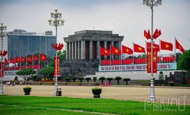 Cờ đỏ sao vàng và cờ búa liềm tung bay tại quảng trường Ba Đình lịch sử.
