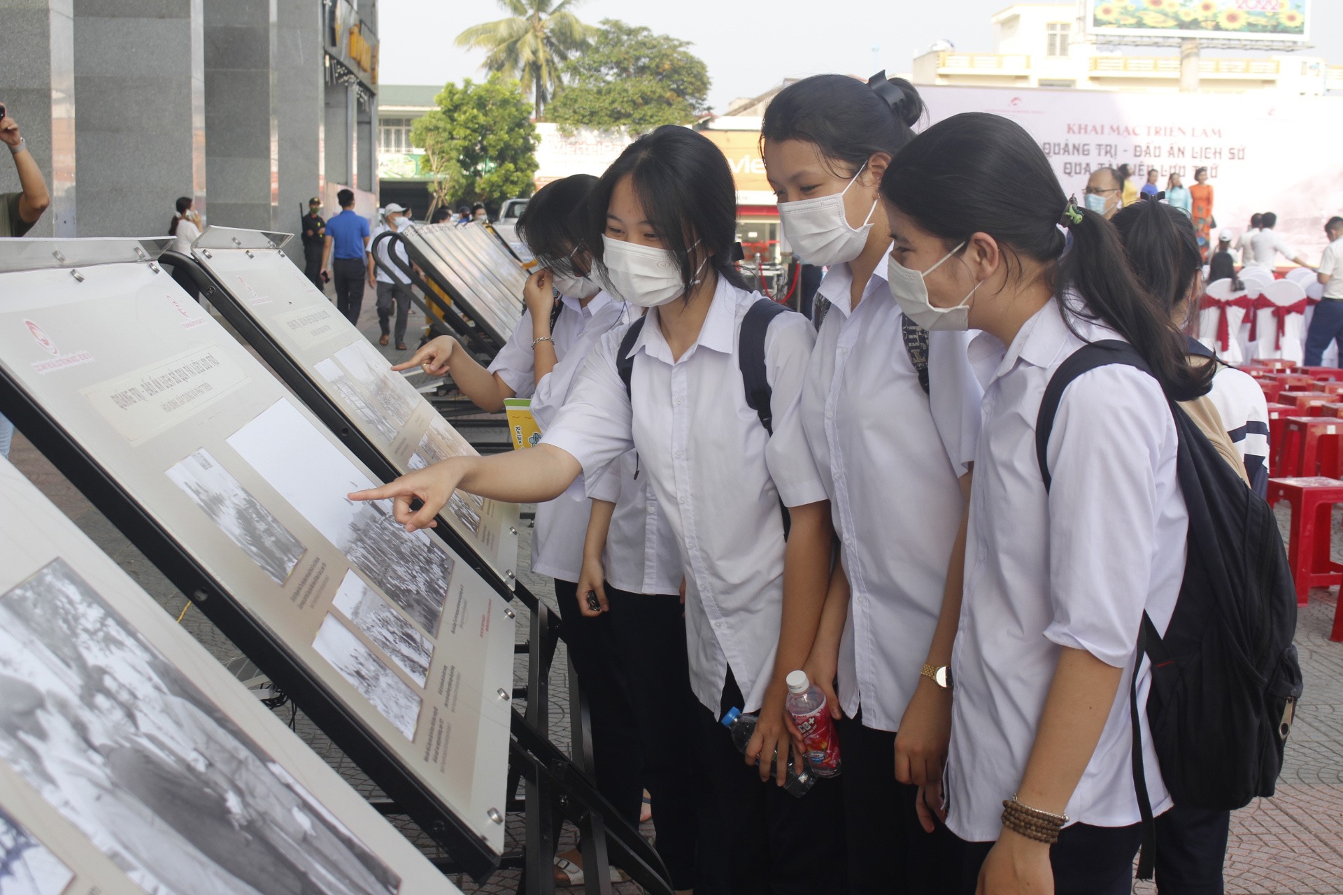 Học sinh đến xem ảnh tư liệu lịch sử về tỉnh Quảng Trị tại triển lãm - Ảnh: N.T.H