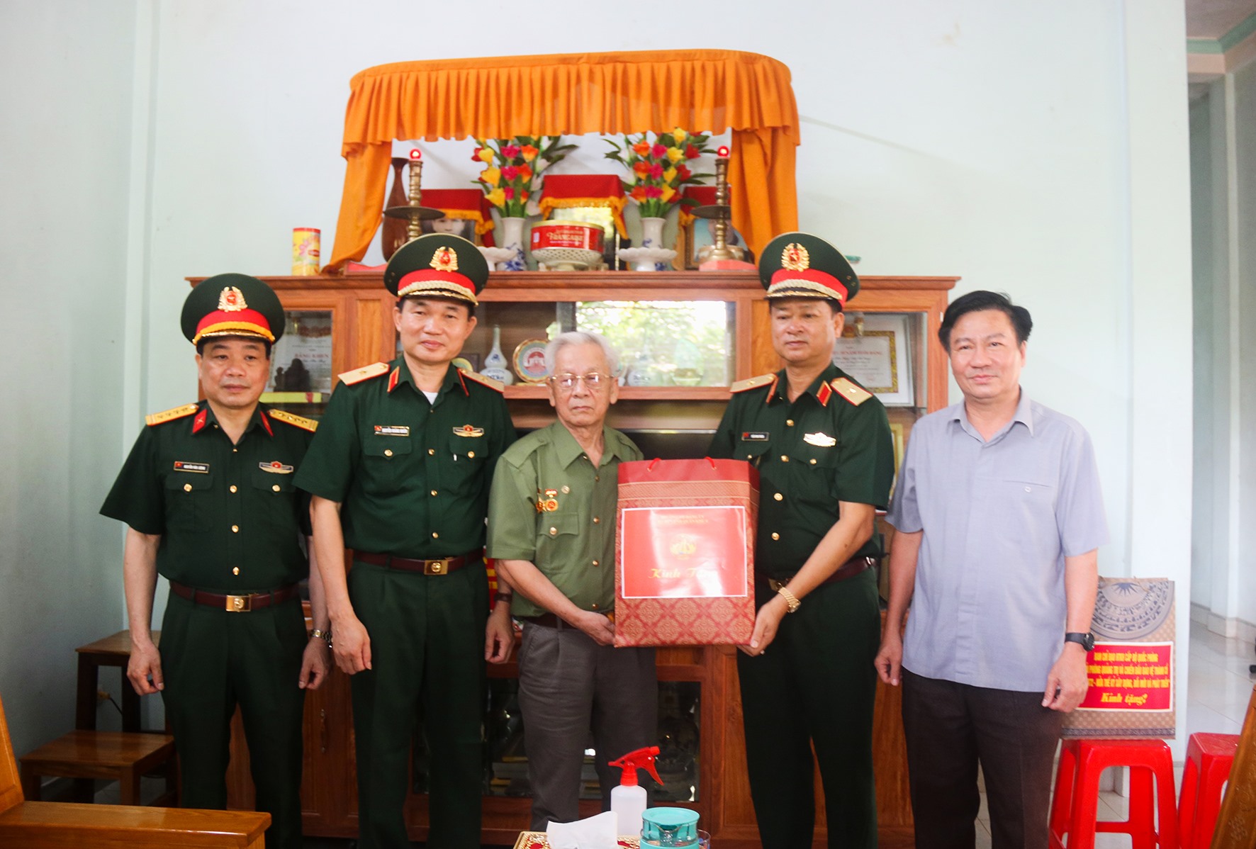 Đoàn công tác thăm, tặng quà cho Anh hùng lực lượng vũ trang nhân dân Trần Hữu Giảng, ở Phường 1, thị xã Quảng Trị - Ảnh: N.B