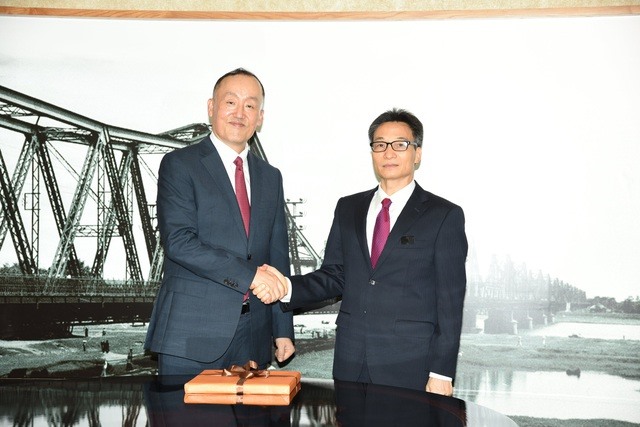 TS. Kidong Park và Phó Thủ tướng Vũ Đức Đam.