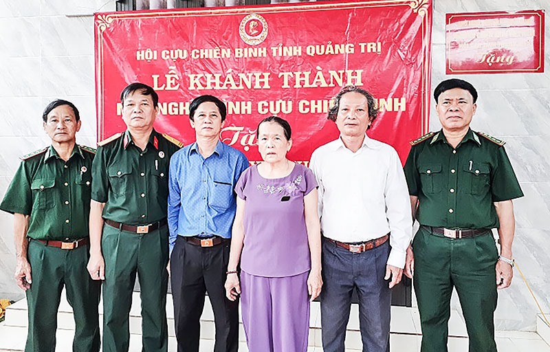 Hội CCB huyện Vĩnh Linh khánh thành “nhà nghĩa tình đồng đội” cho gia đình hội viên khó khăn về nhà ở tại thị trấn Hồ Xá - Ảnh: N.T