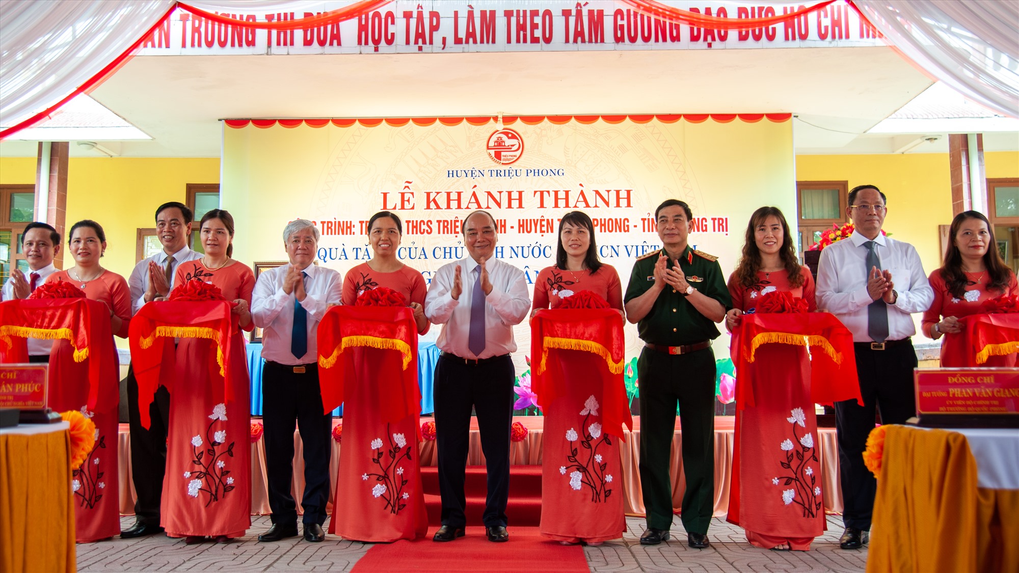 Chủ tịch nước Nguyễn Xuân Phúc cắt băng khánh thành công trình Trường THCS Triệu Thành - Ảnh: Trần Tuyền