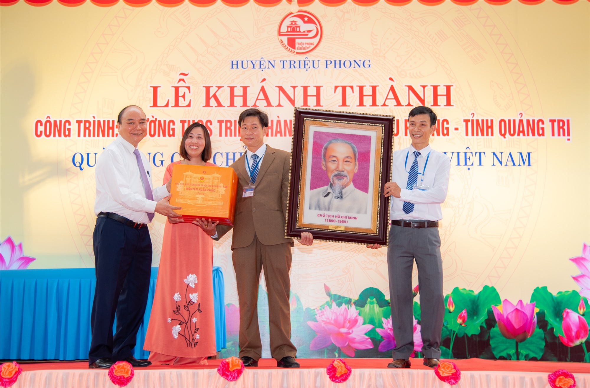Chủ tịch nước Nguyễn Xuân Phúc tặng ảnh Chủ tịch Hồ Chí Minh cùng nhiều phần quà cho Trường THCS Triệu Thành - Ảnh: Trần Tuyền