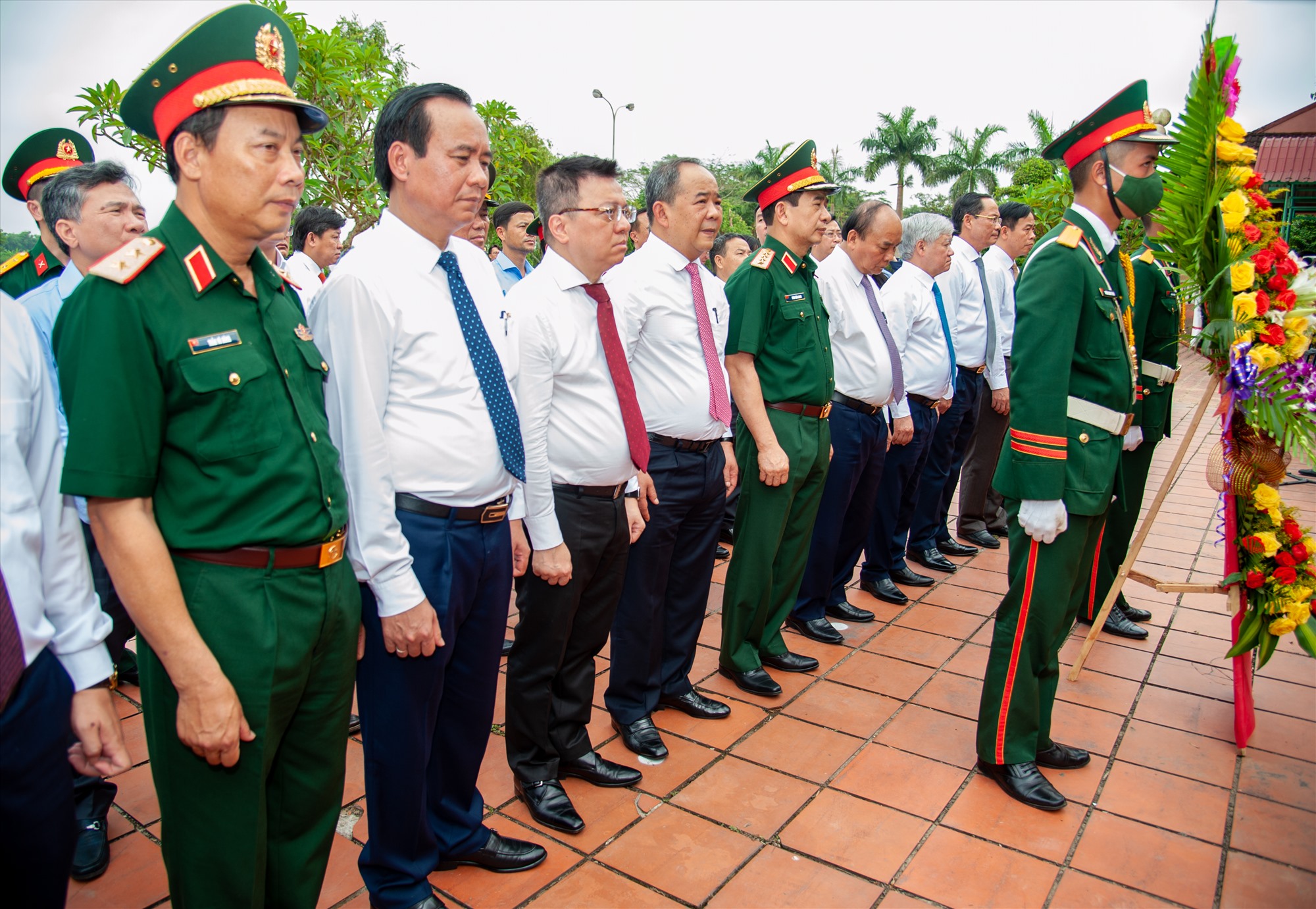 Chủ tịch nước Nguyễn Xuân Phúc cùng các thành viên đoàn công tác và lãnh đạo tỉnh dâng hoa tại Khu lưu niệm Tổng Bí thư Lê Duẩn - Ảnh: Trần Tuyền