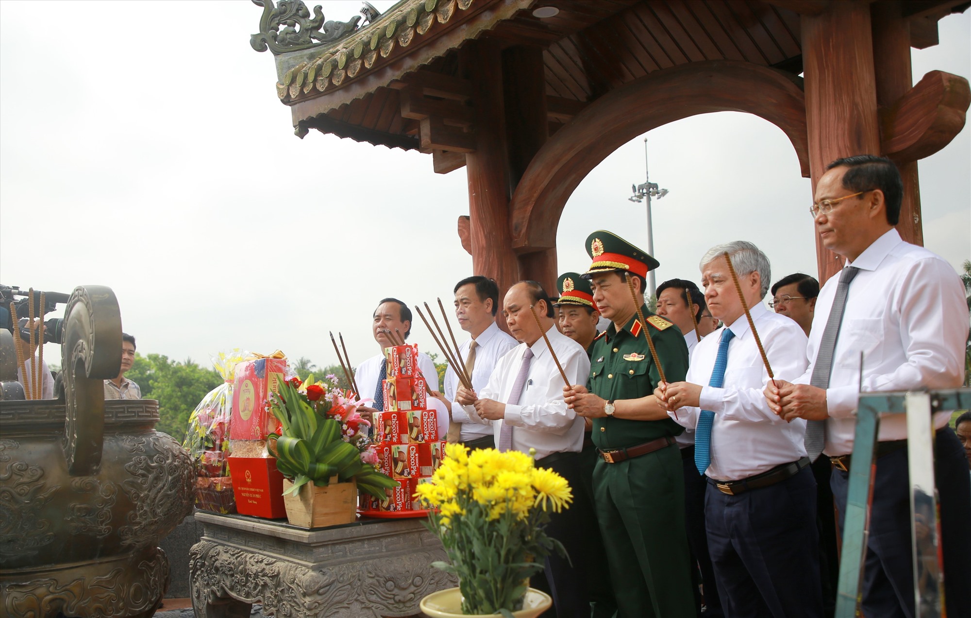 Chủ tịch nước Nguyễn Xuân Phúc cùng đoàn công tác dâng hương, dâng hoa tại Thành Cổ Quảng Trị - Ảnh: T.P