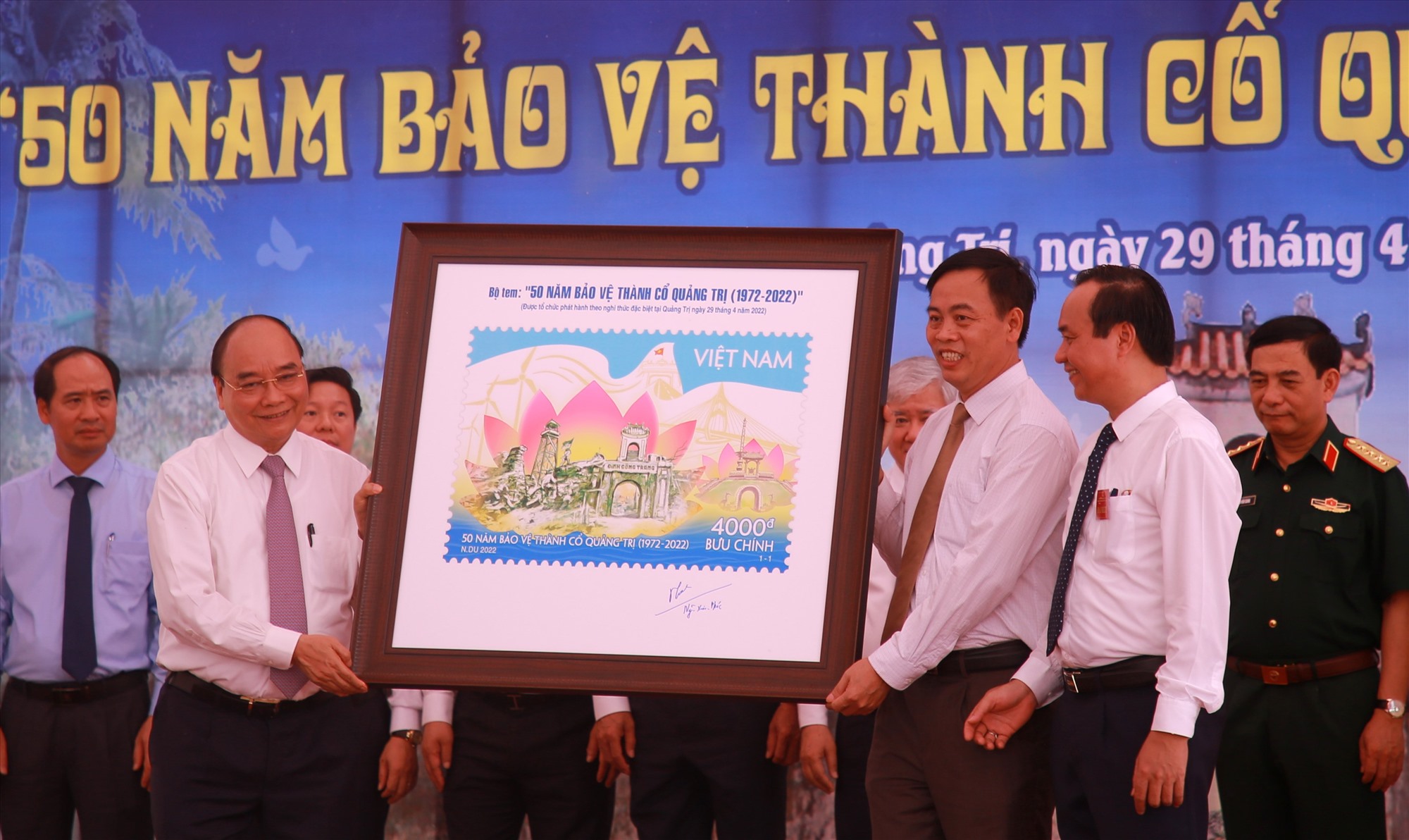 Chủ tịch nước Nguyễn Xuân Phúc tặng bộ tem “50 năm bảo vệ Thành Cổ Quảng Trị (1972 – 2022)” cho lãnh đạo tỉnh Quảng Trị - Ảnh: T.P