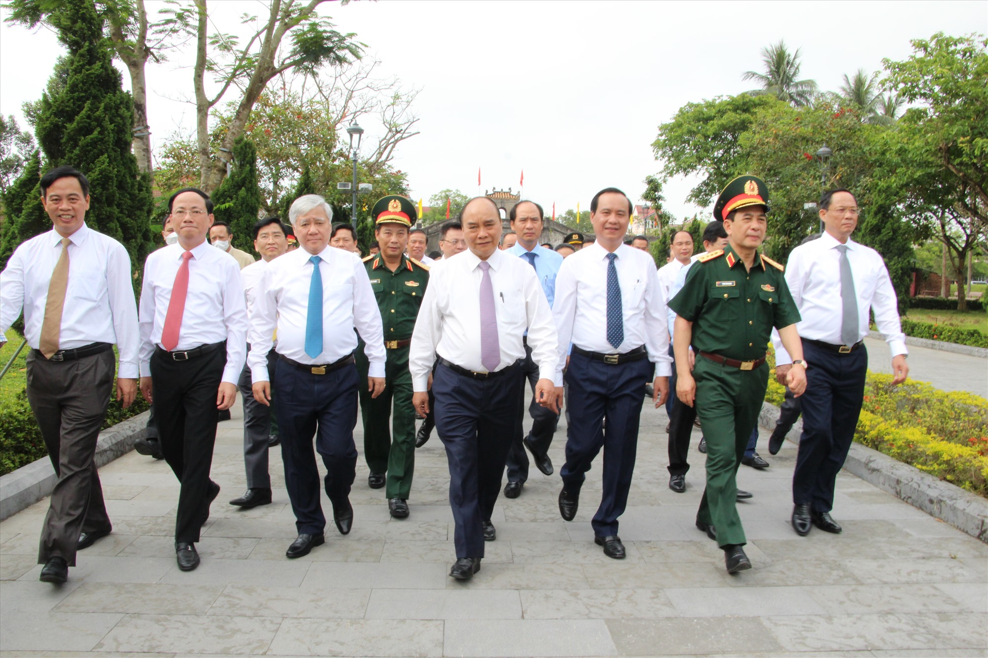 Chủ tịch nước Nguyễn Xuân Phúc, các đại biểu và lãnh đạo tỉnh thăm Di tích Quốc gia đặc biệt Thành Cổ Quảng Trị